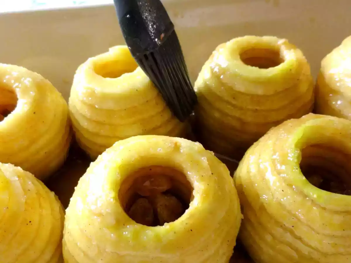 Pommes au four, caramel et p'tits raisins - photo 2