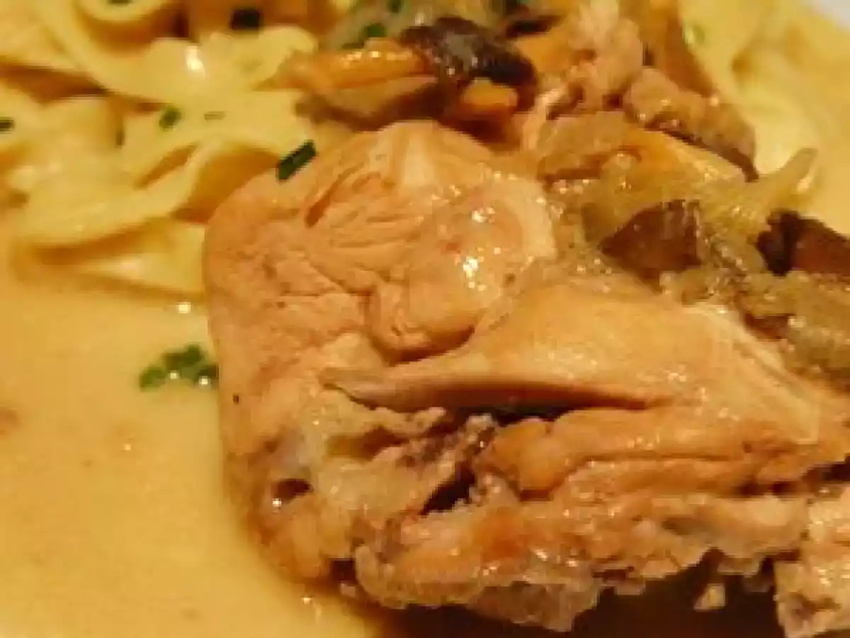 Poularde crémée au Riesling et chanterelles