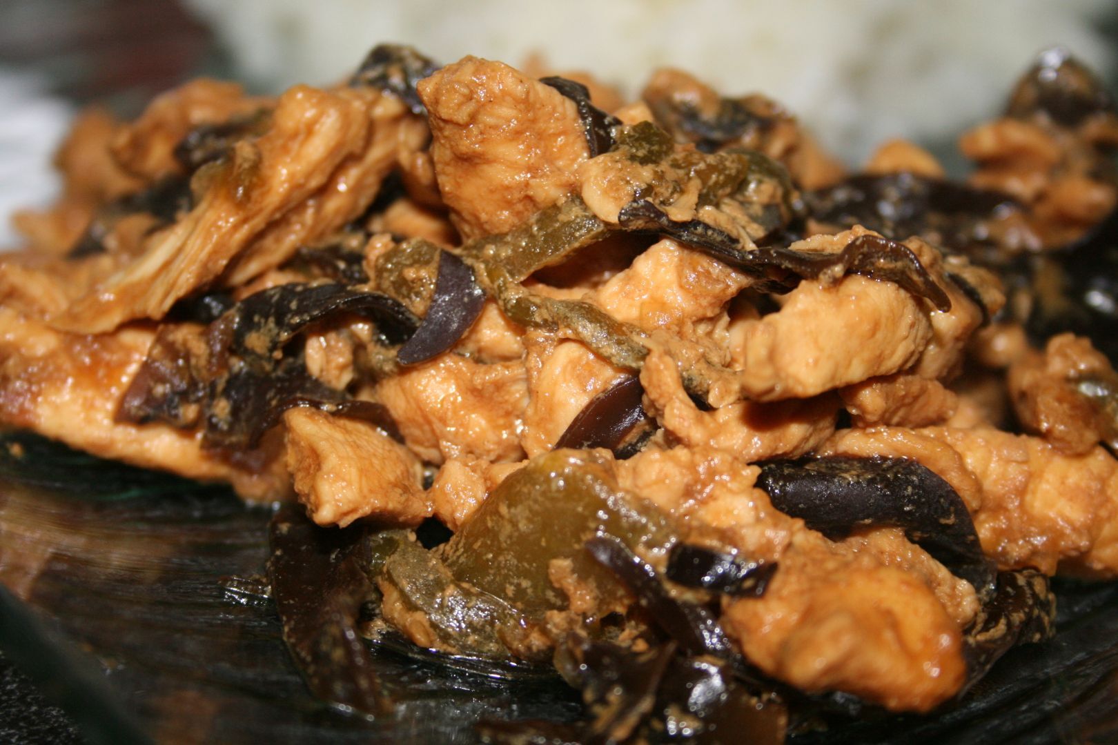 Champignons noirs et porc sautés : un plat simple et délicieux à faire  aussi avec du poulet 