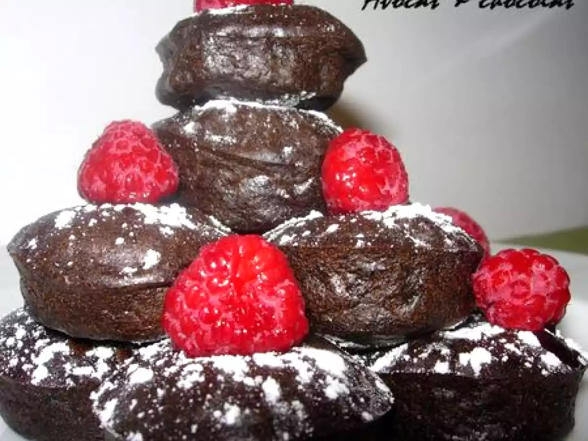 **Pyramide de mini moelleux chocolat caramel au beurre salé coiffés d'une framboise **