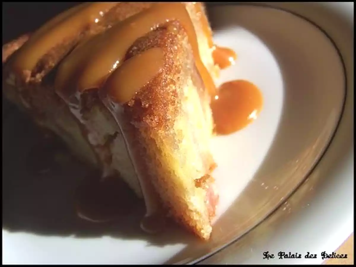 Quatre-quarts aux pommes fondantes, Sauce tiède au caramel au beurre salé - photo 3