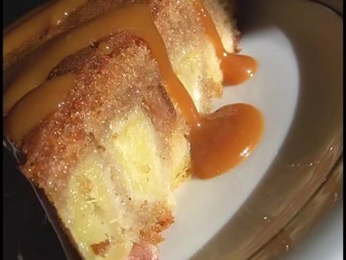 Quatre-quarts aux pommes fondantes, Sauce tiède au caramel au beurre salé - photo 4