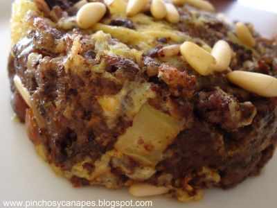 REVUELTO DE MORCILLA CON DÁTILES, PIÑONES Y MANZANA