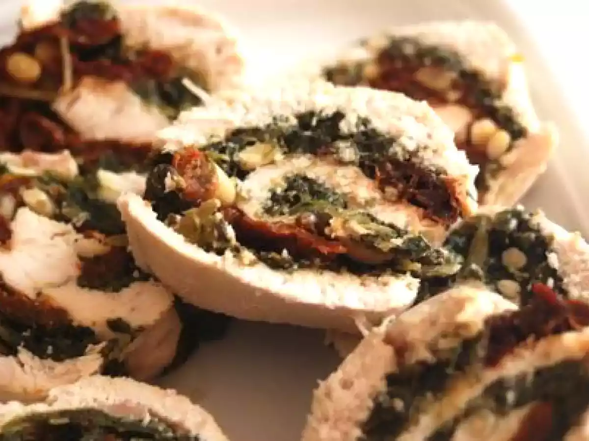 Roulé de poulet aux épinards, tomates séchées et pignons