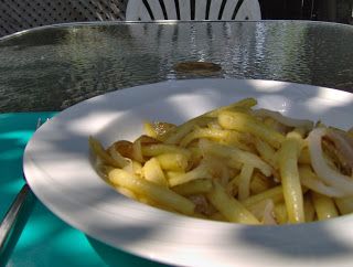 Salade vite faite aux haricots noirs et aux oignons caramélisés