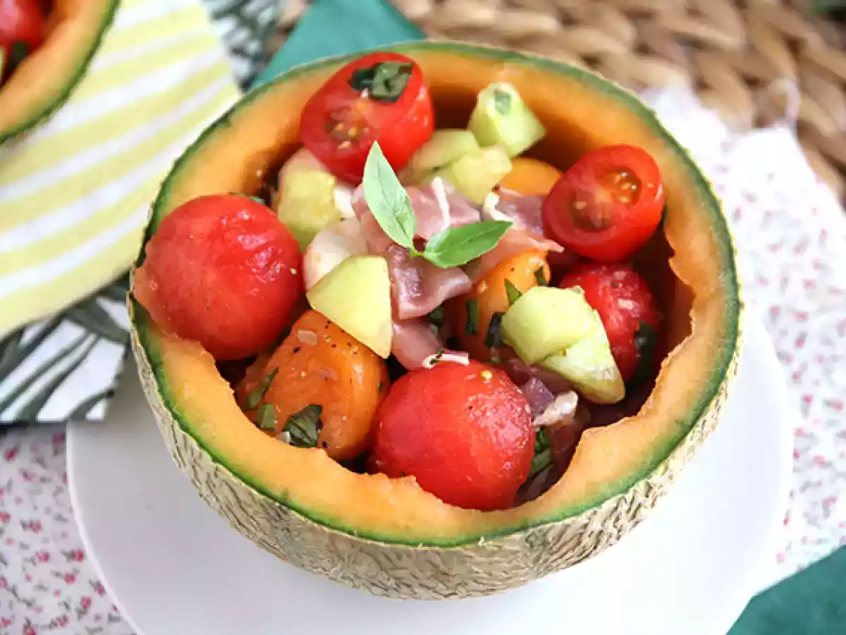 Salade de melon dans un melon