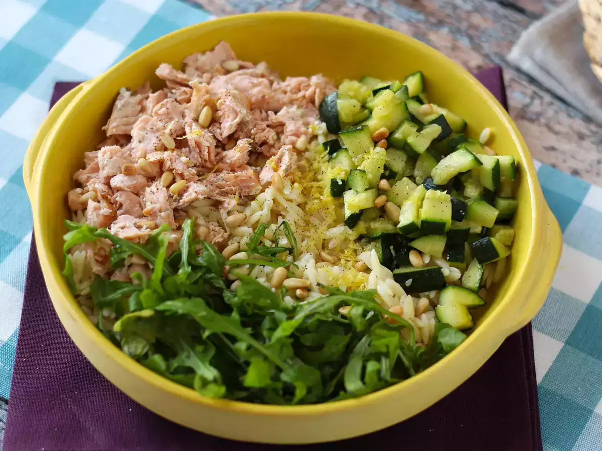 Salade de pâtes orzo au saumon et à la courgette