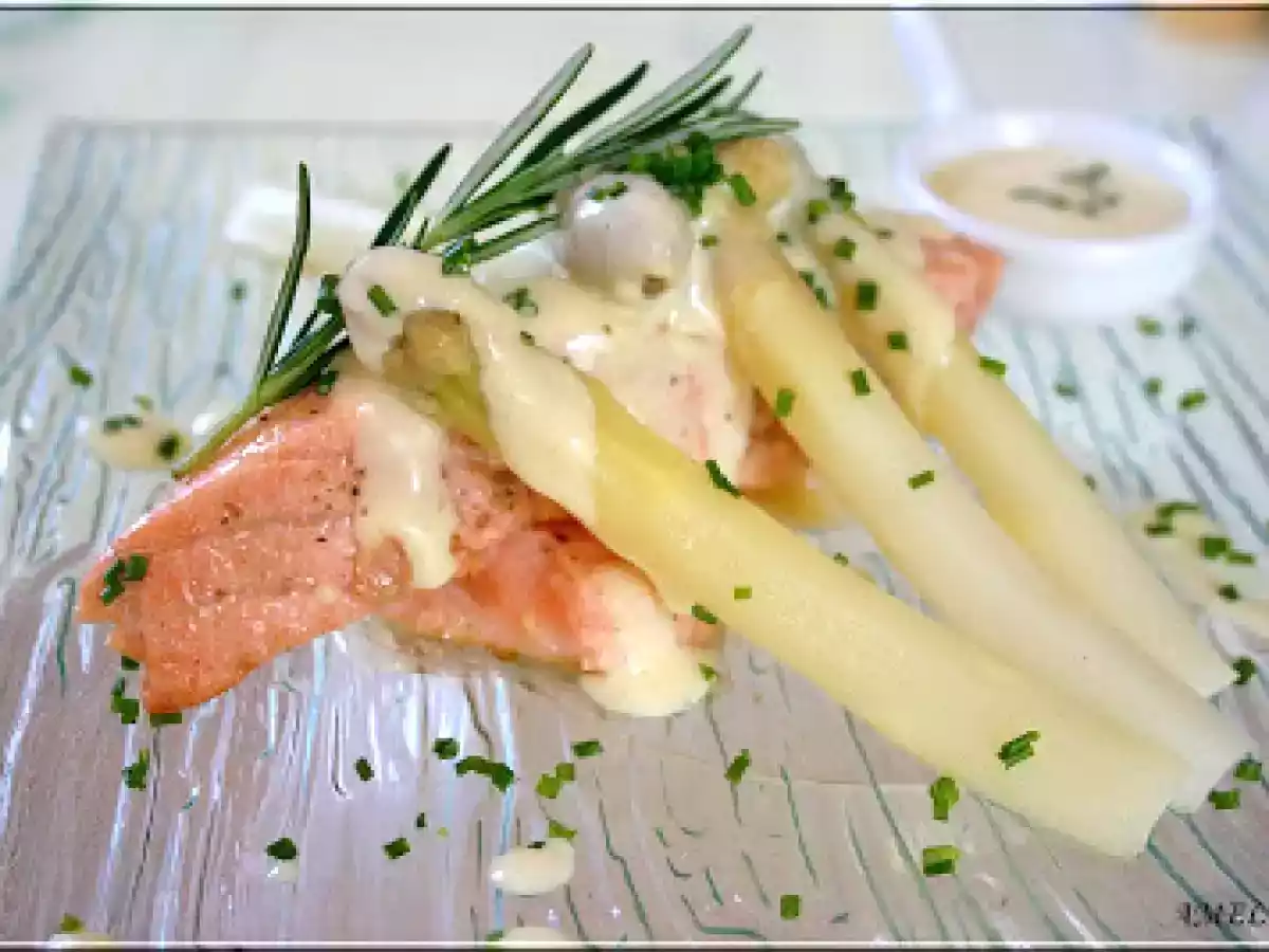 SAUMON ASPERGES, SAUCE HOLLANDAISE