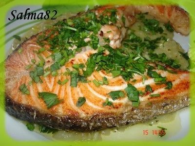 Plat de poissons variés, servi avec une salsa verte fraîche