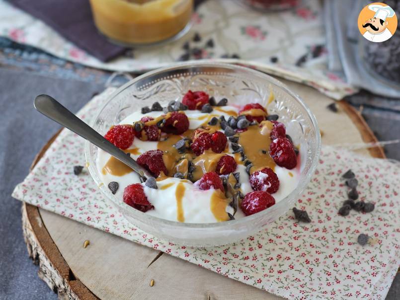 Skyr bowl aux fruits rouges, beurre de cacahuètes et chocolat