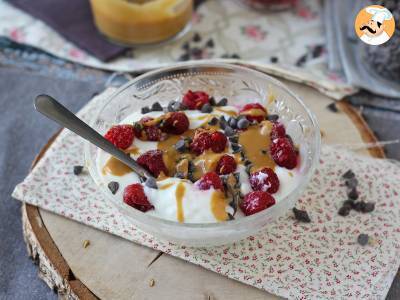 Skyr bowl aux fruits rouges, beurre de cacahuètes et chocolat