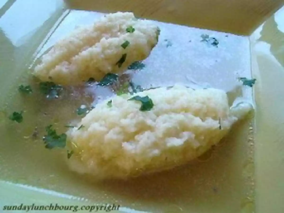 SLOVENIAN STOCK WITH SEMOLINA DUMPLINGS - BOUILLON SLOVENE AUX GNOCCHIS DE SEMOULE