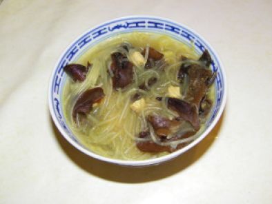 Soupe chinoise au curry, poulet, poireau, champignons noirs et vermicelles  - Recette Ptitchef