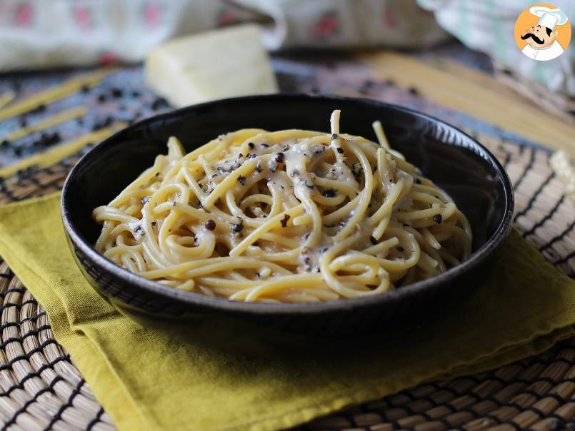 Spaghetti cacio e pepe: 3 ingrédients pour une explosion de saveurs!