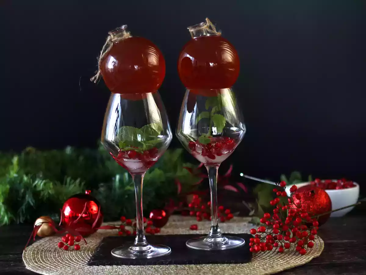 Spritz à la grenade, le cocktail dans une boule de Noël !