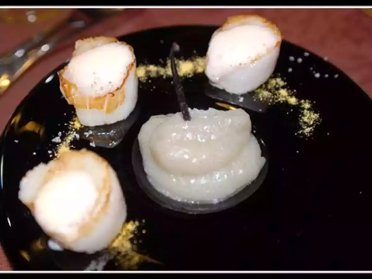 St Jacques snackées, orange poudre et écume, mousseline de topinambours...