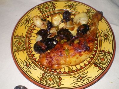 Tajine de poulet aux oignons confits, raisins secs et pistaches