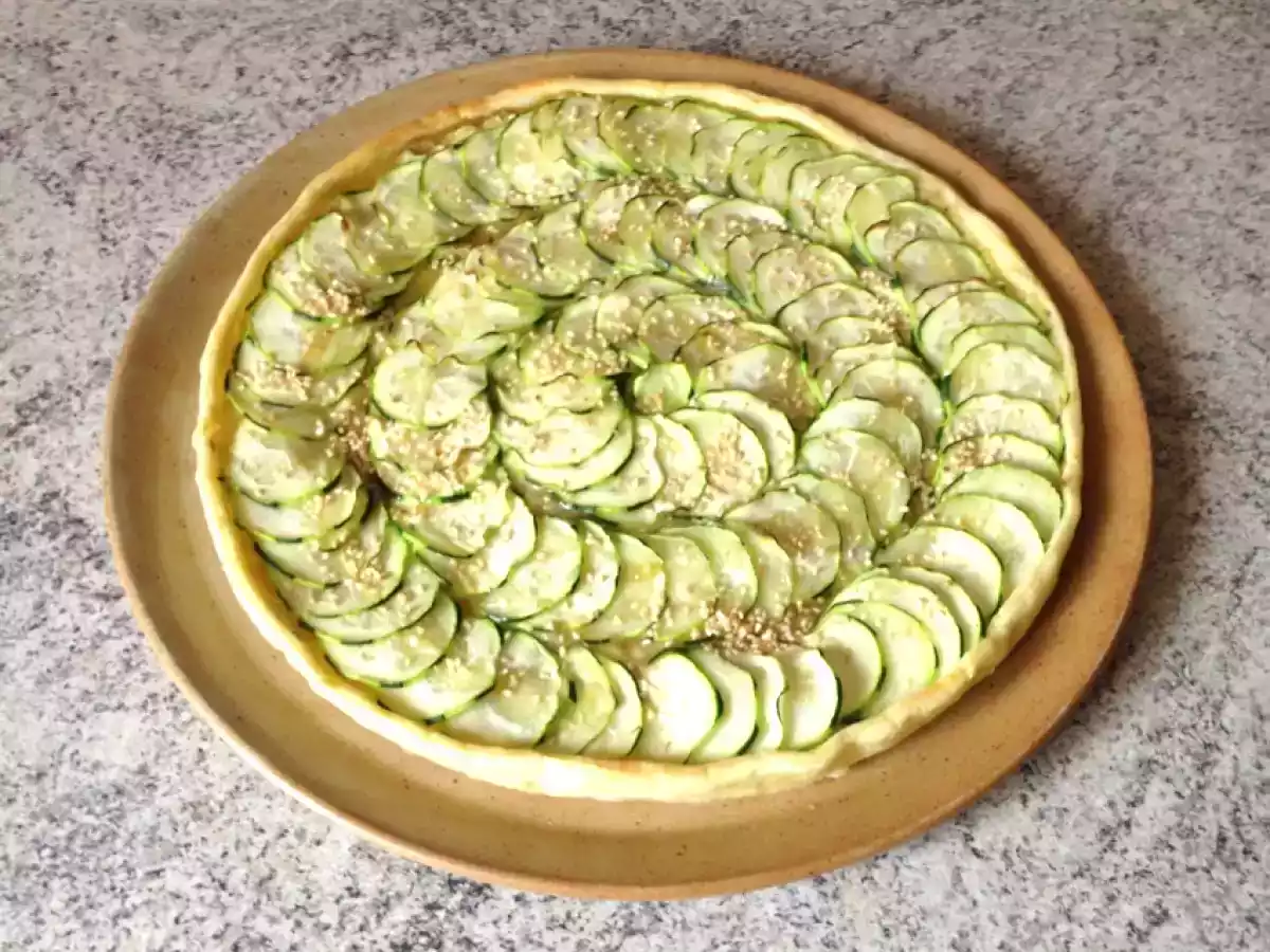 Tarte aux courgettes, parmesan, miel, sésame - photo 2