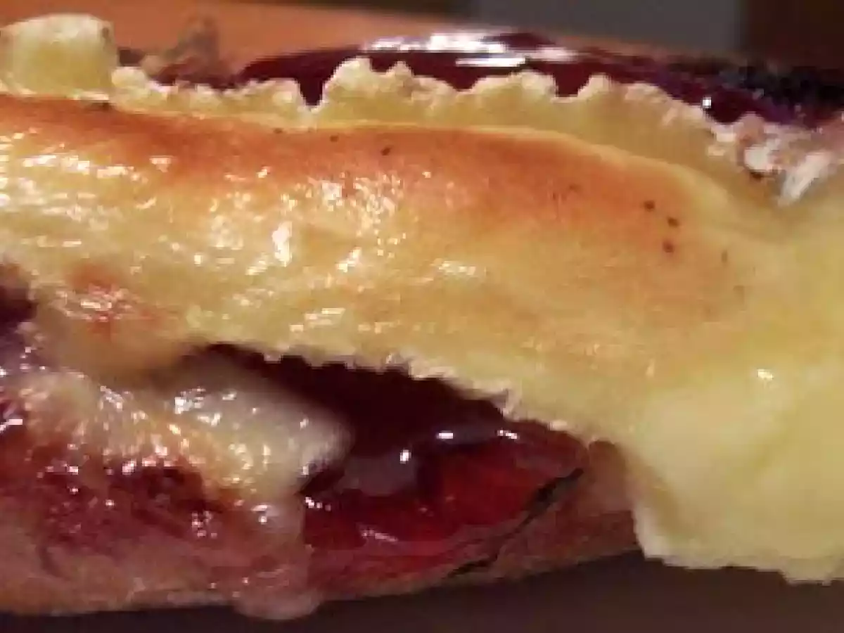 Tartine sucrée-salée camembert-groseilles