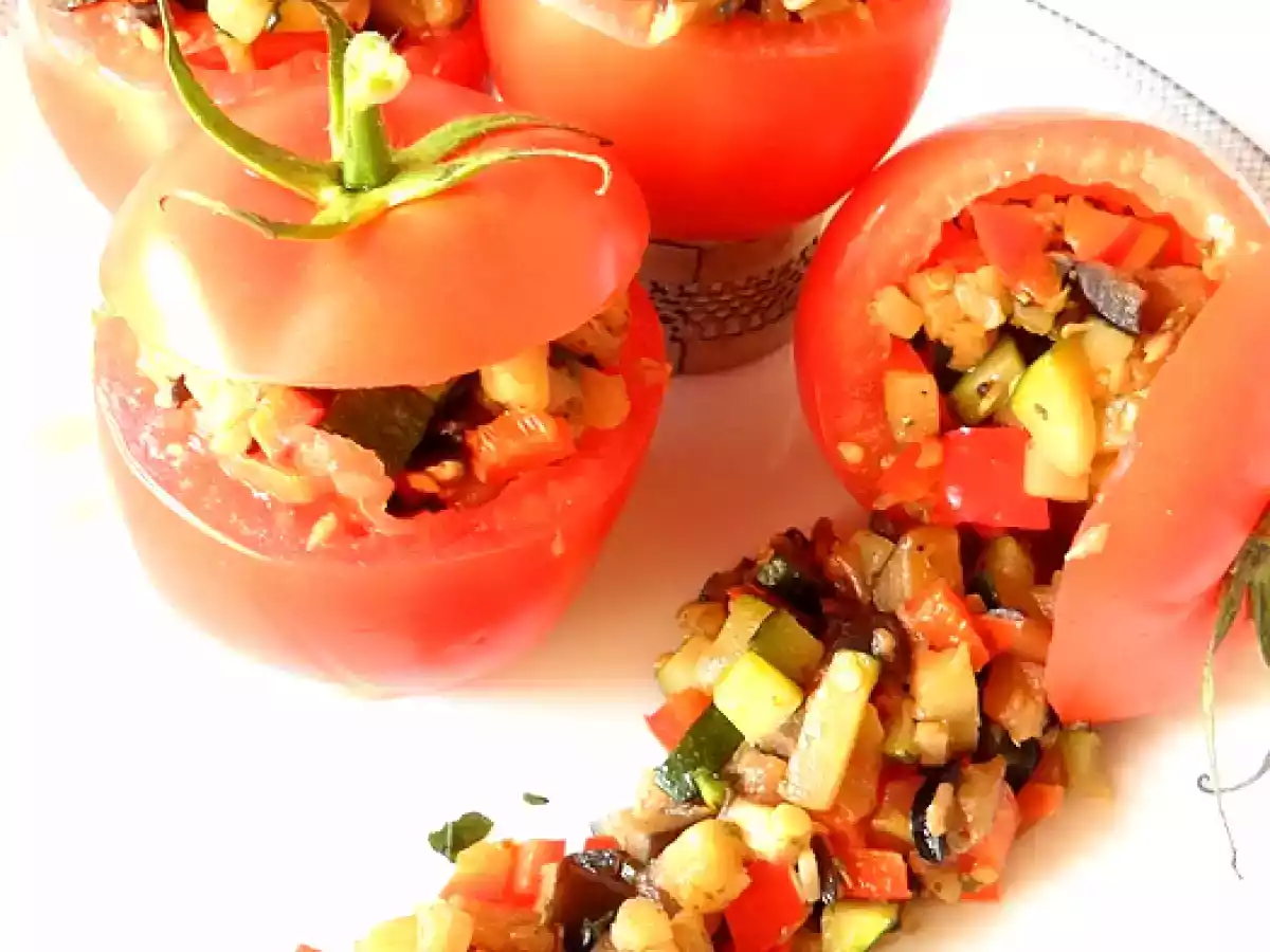 Tomate farcie aux petits légumes.