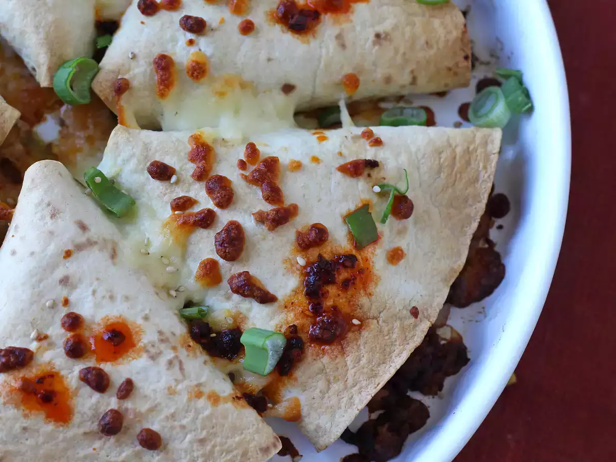 Tortillas garnies façon quesadillas au four avec une garniture au bœuf épicé