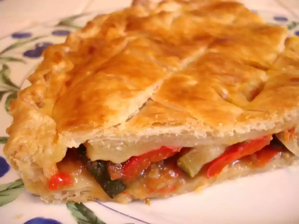 Tourte feuilletée à la ratatouille.
