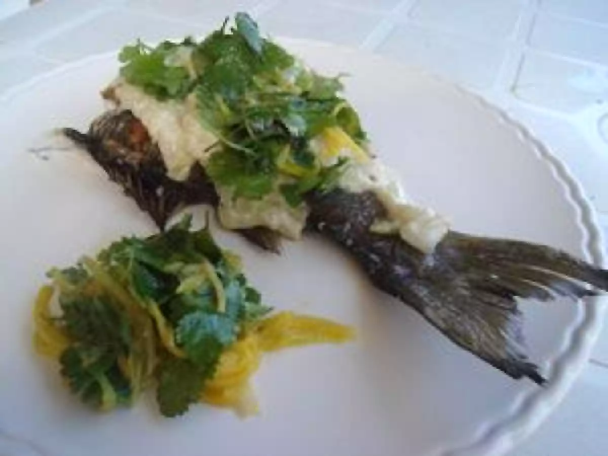 UN AIR DE VACANCES AVEC DORADE GRILLEE ET SALADE DE MANGUE/CORIANDRE