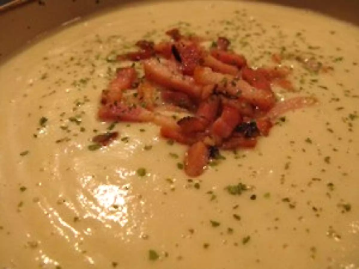 Velouté de chou-fleur et panais aux lardons croustillants.