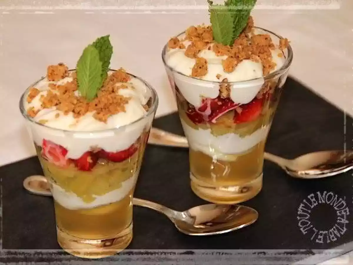 Verrine rhubarbe, fraises, ricotta au gingembre et son crumble de noisettes - photo 2