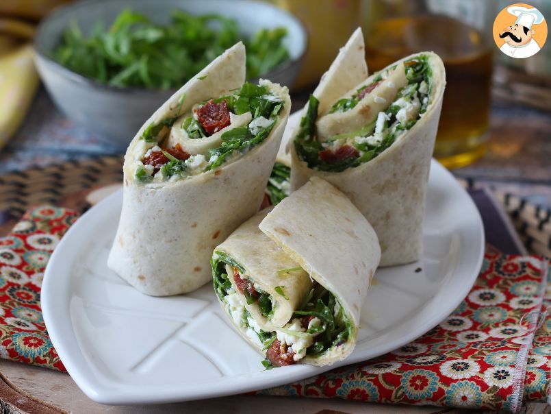 Wrap végétarien au houmous, roquette, poivrons et feta